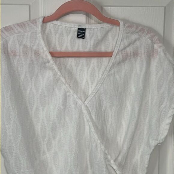 SHEIN white v neck slightly sheer top w banded hemline and cap sleeves size Lg - Picture 6 of 7